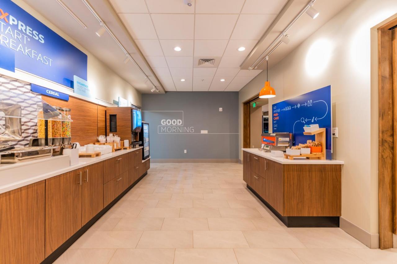 Holiday Inn Express & Suites Charlottesville By Ihg ภายนอก รูปภาพ